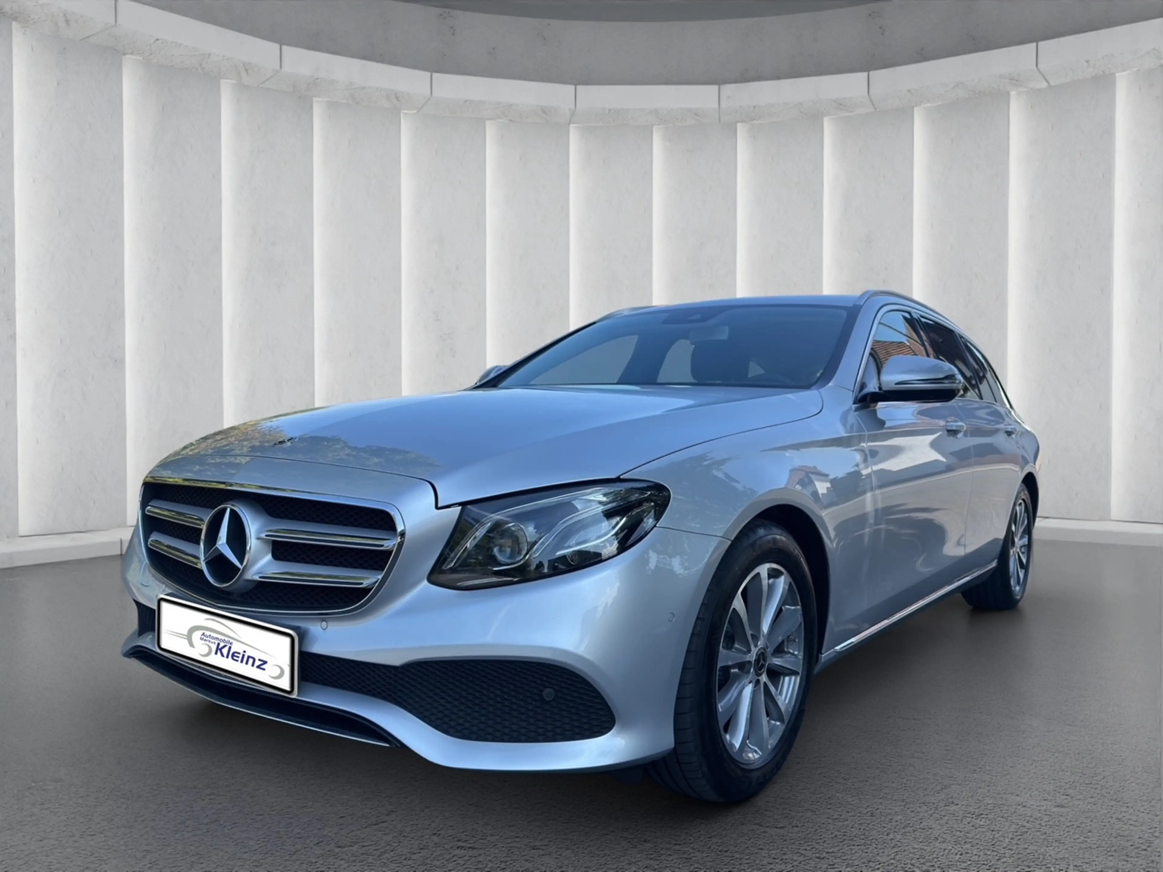 Mercedes-Benz E 200 T+AVANTGARDE+R-KAMERA+AHK+AMBIENTE+LED