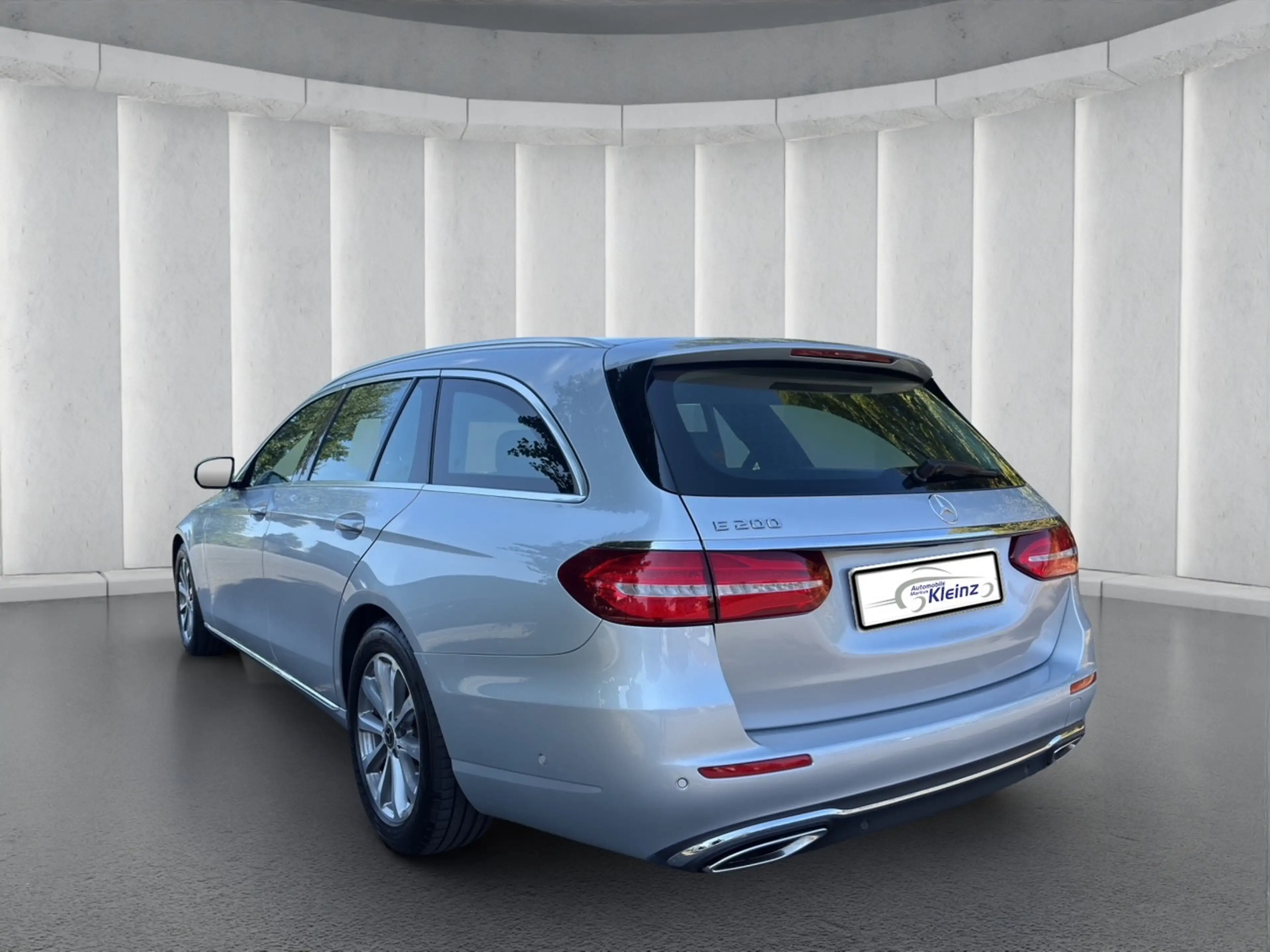 Mercedes-Benz E 200 T+AVANTGARDE+R-KAMERA+AHK+AMBIENTE+LED — photo 2
