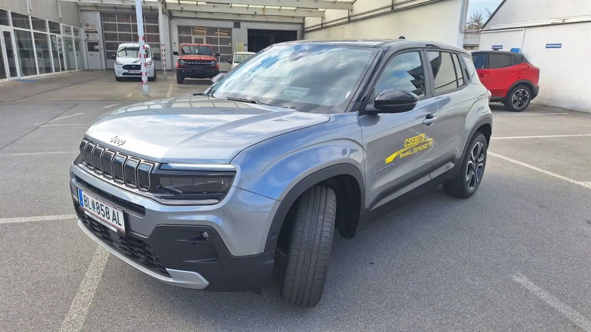 Jeep Avenger Summit 1,2 e-DCT6 Benzim Mild-Hybrid 21kW 6 Gang D Gris - 1