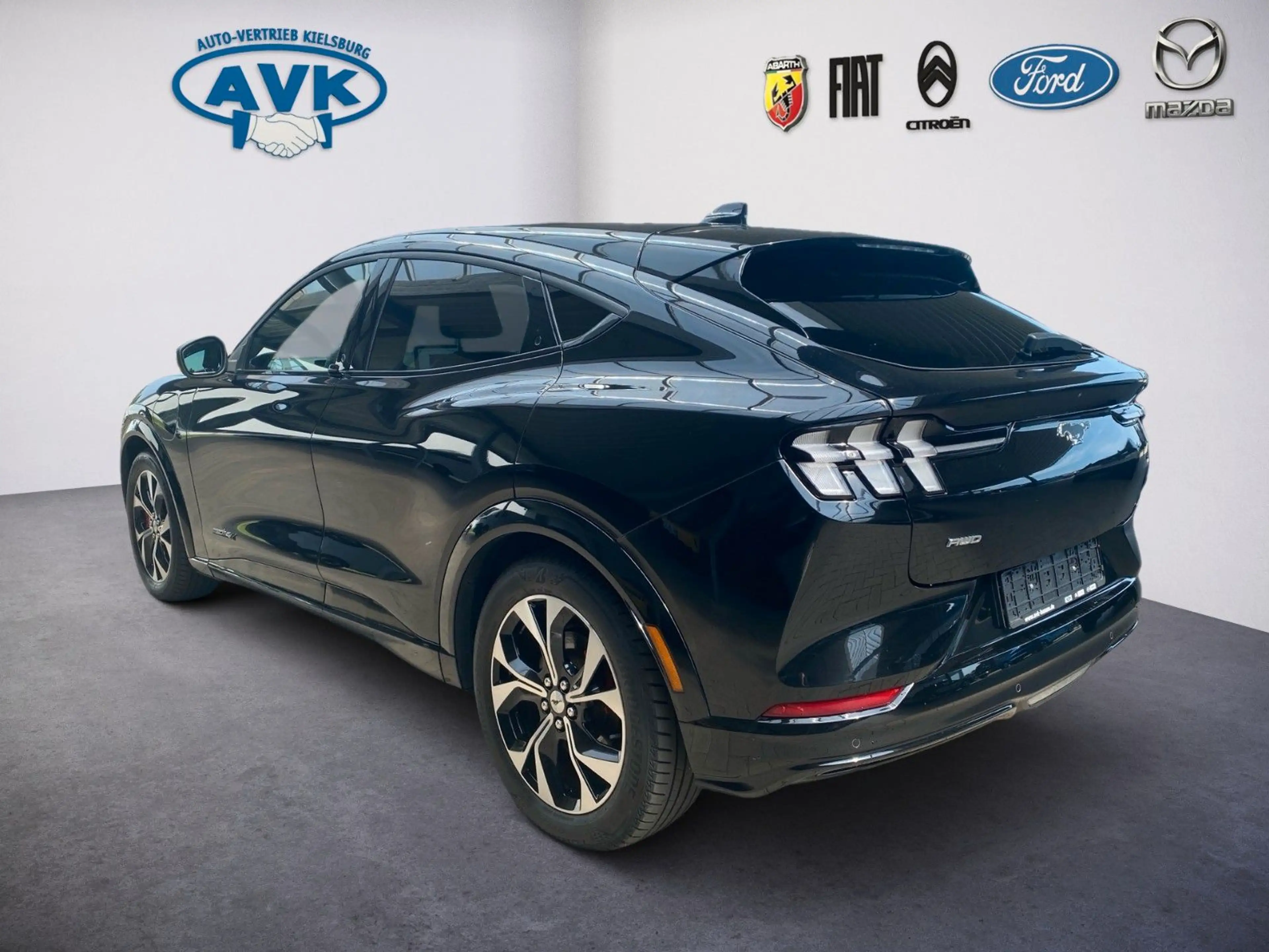 Ford Mustang Mach-E Premium AWD Extended — photo 4
