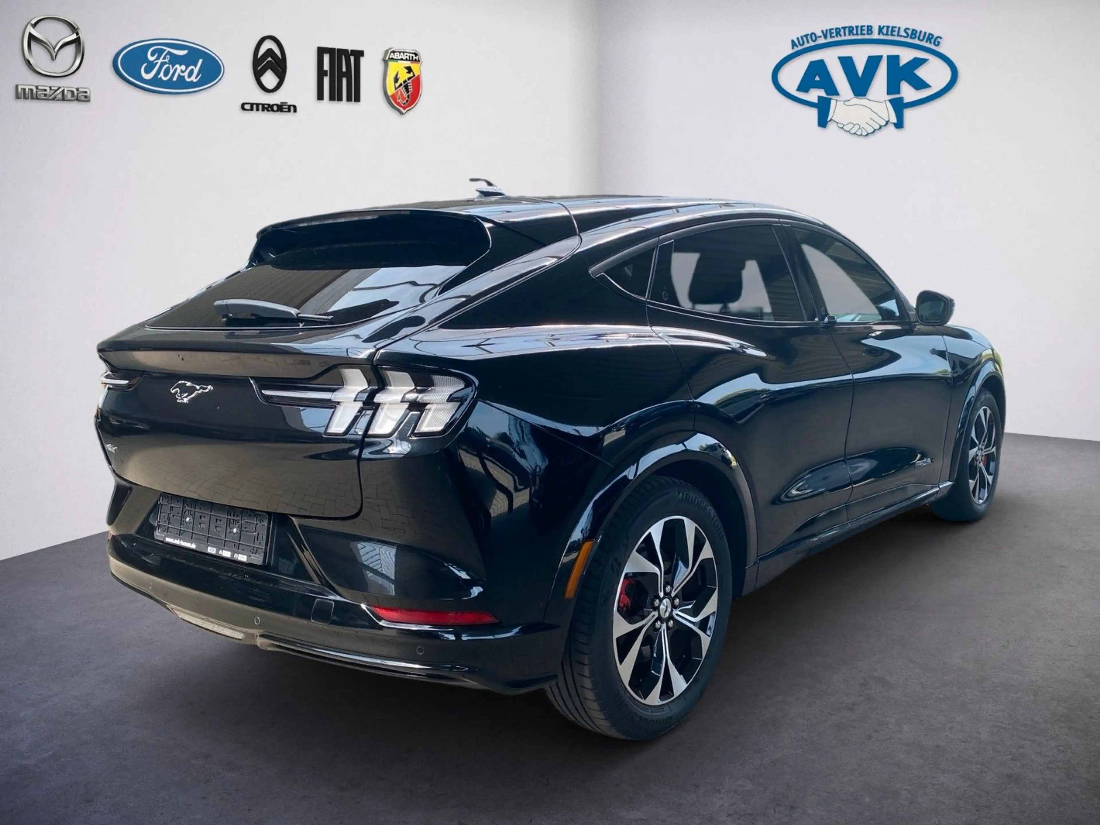 Ford Mustang Mach-E Premium AWD Extended — photo 3