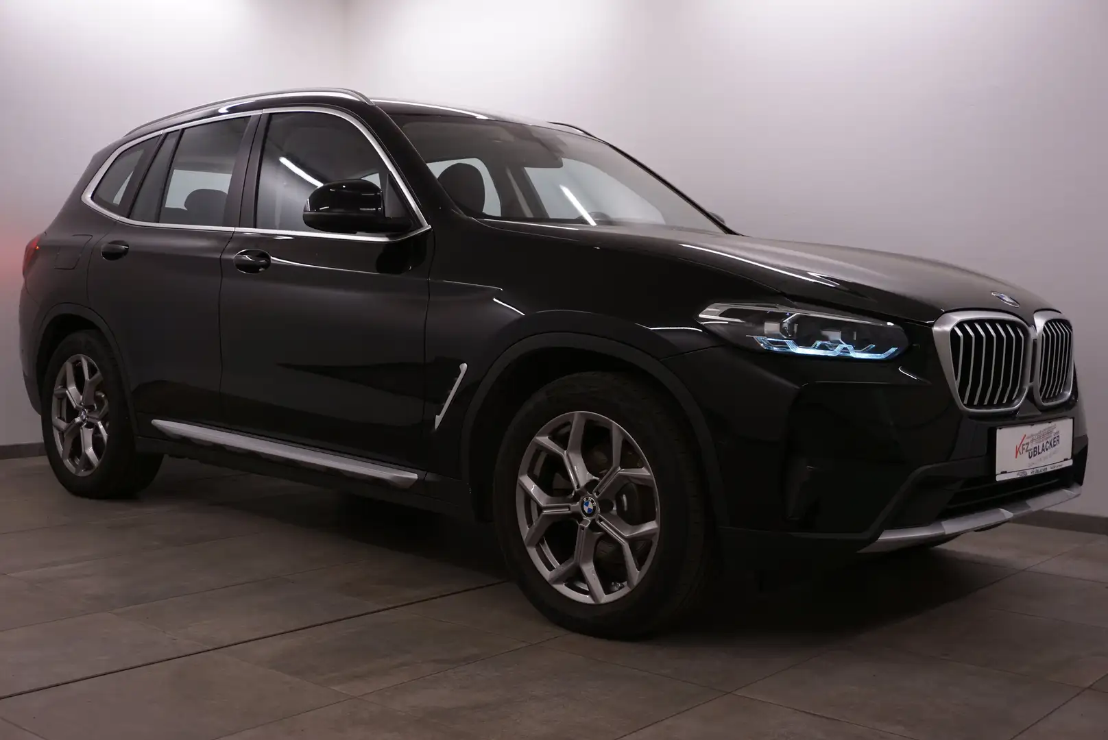 BMW X3 xDrive 20 d // X-line // Anhängervorrichtung // Schwarz - 1