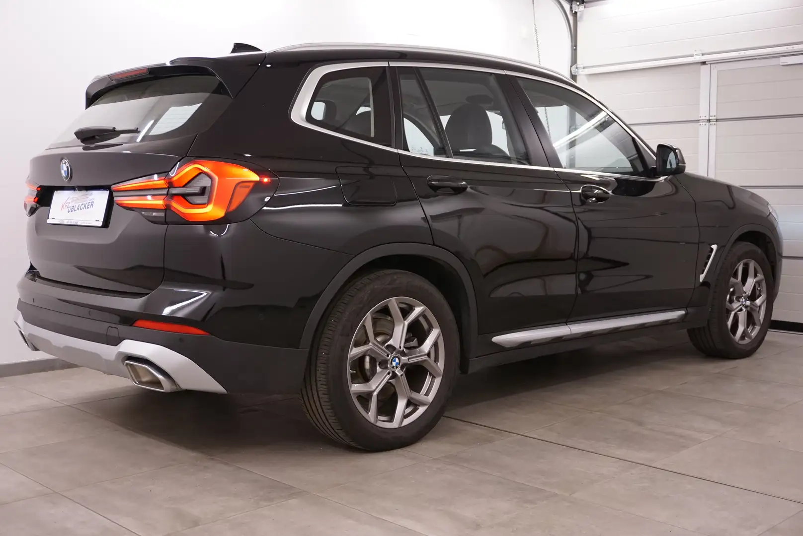 BMW X3 xDrive 20 d // X-line // Anhängervorrichtung // Schwarz - 2