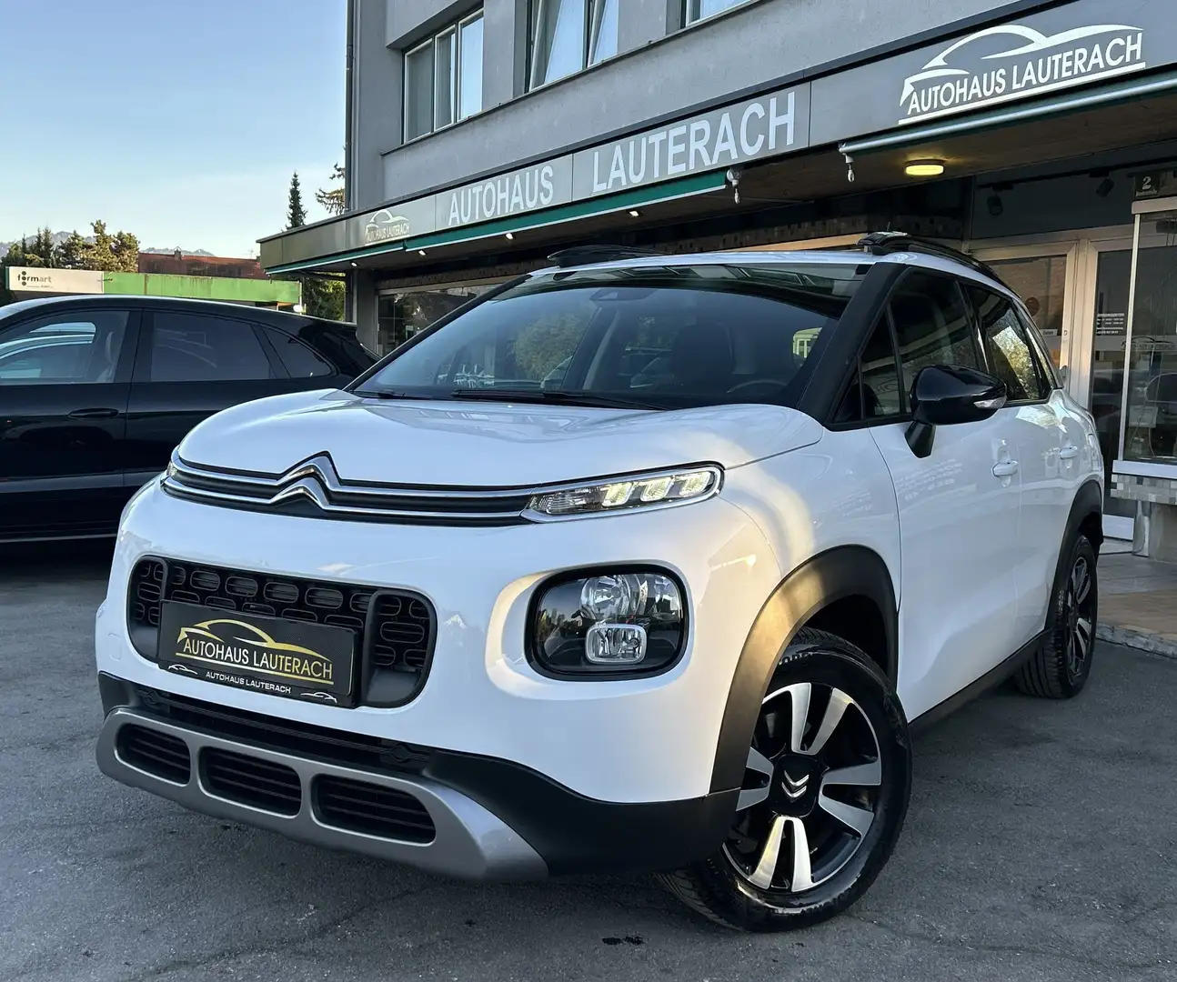 Citroen C3 Aircross Shine AUTOMATIK *1.BESITZ *APP *PDC *NAVI *LED Weiß - 1
