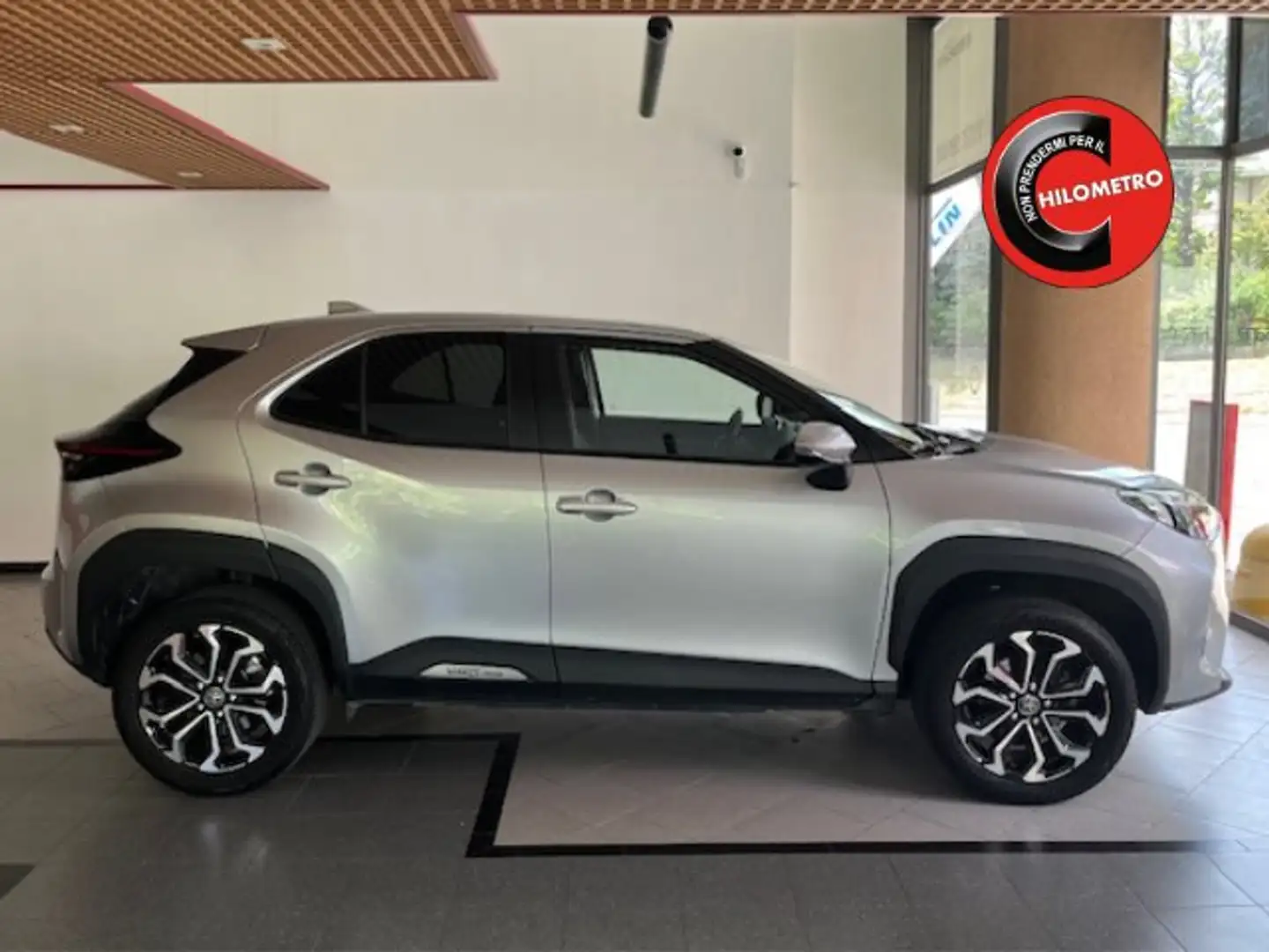 Toyota Yaris Cross 1.5h Trend e-cvt AWD + sensori ANT+POST Argento - 1