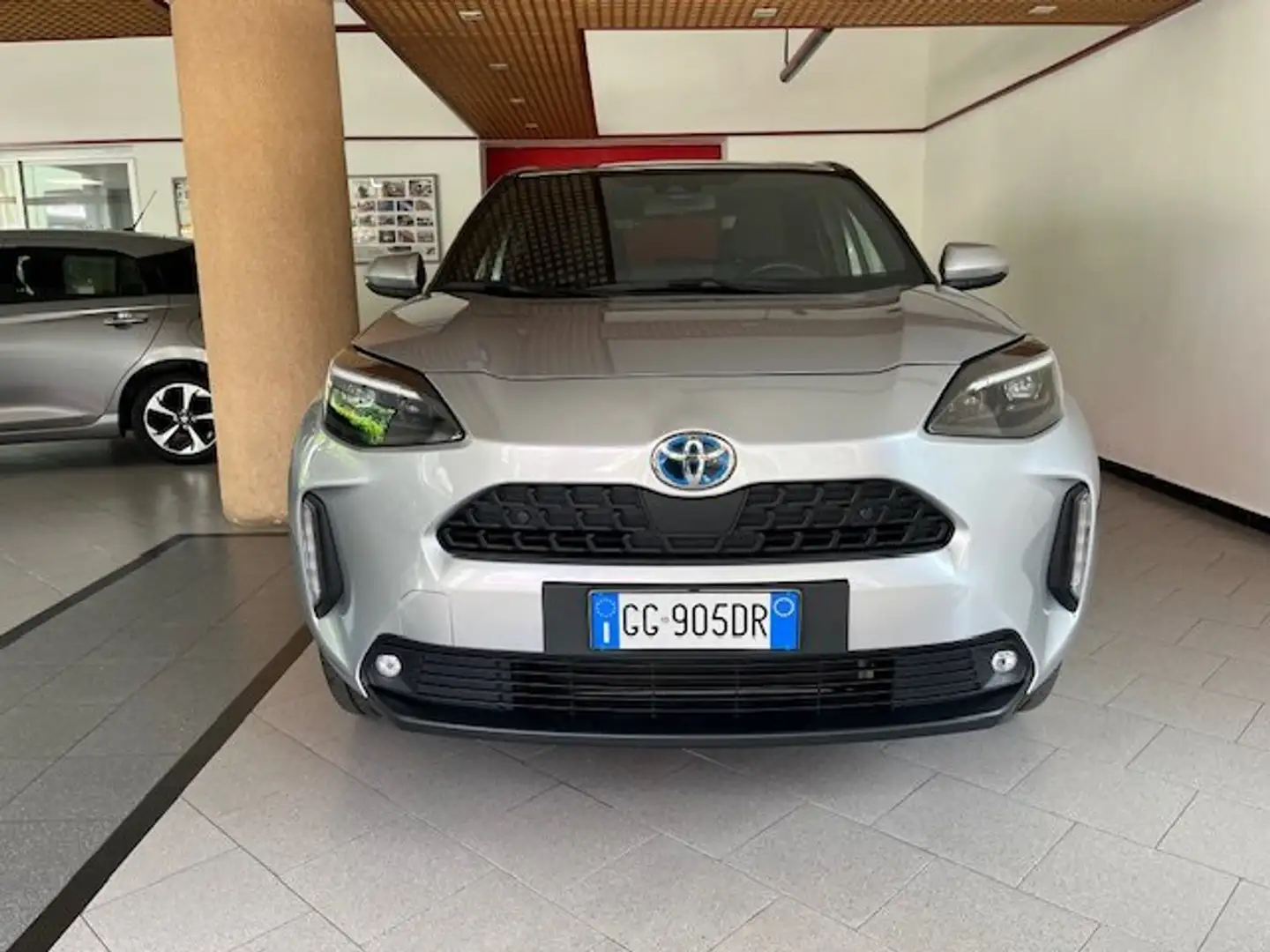 Toyota Yaris Cross 1.5h Trend e-cvt AWD + sensori ANT+POST Argento - 2