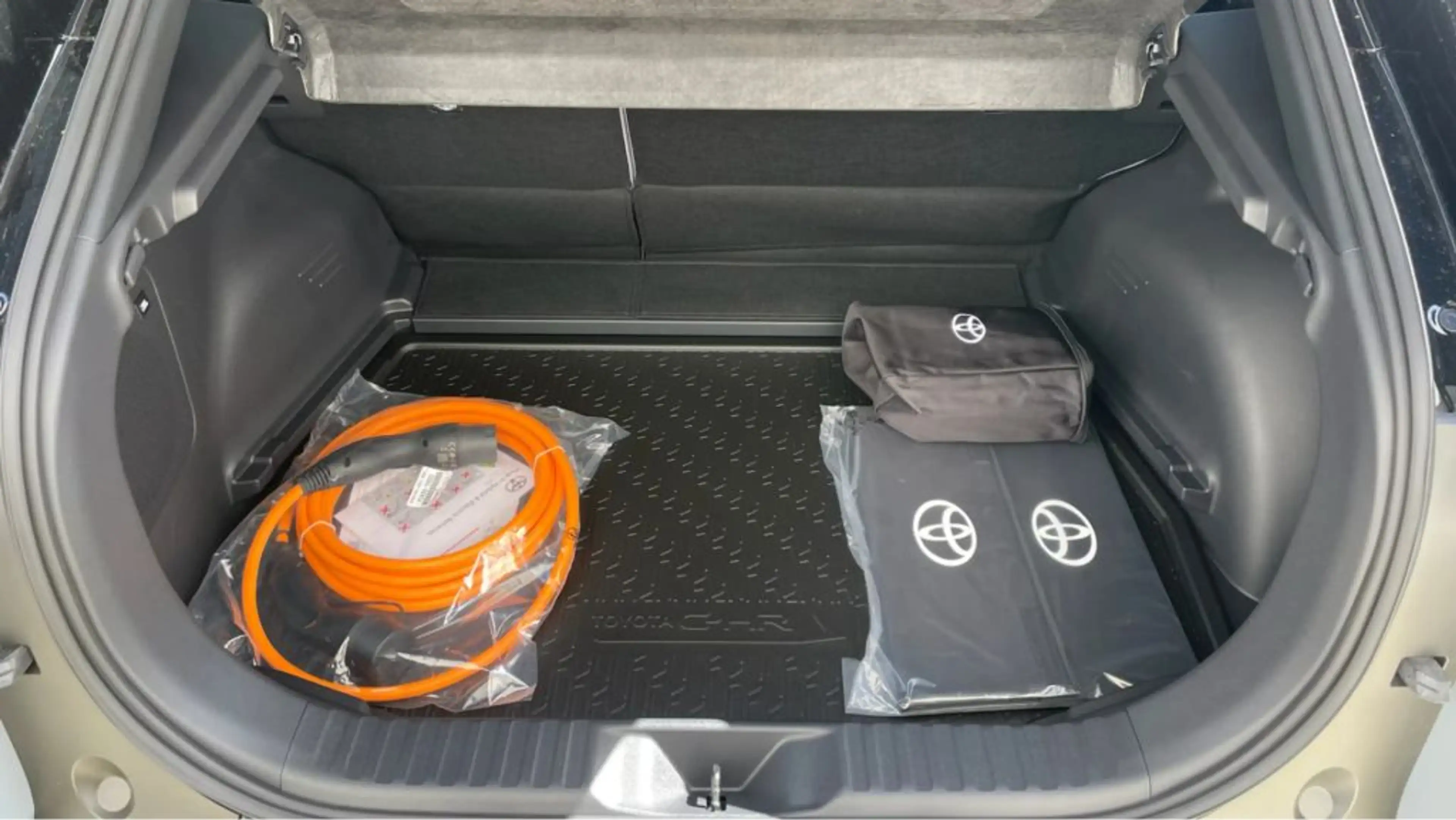 Toyota C-HR+ C-HR+ 77kWh AWD Lounge (NG26) — photo 9