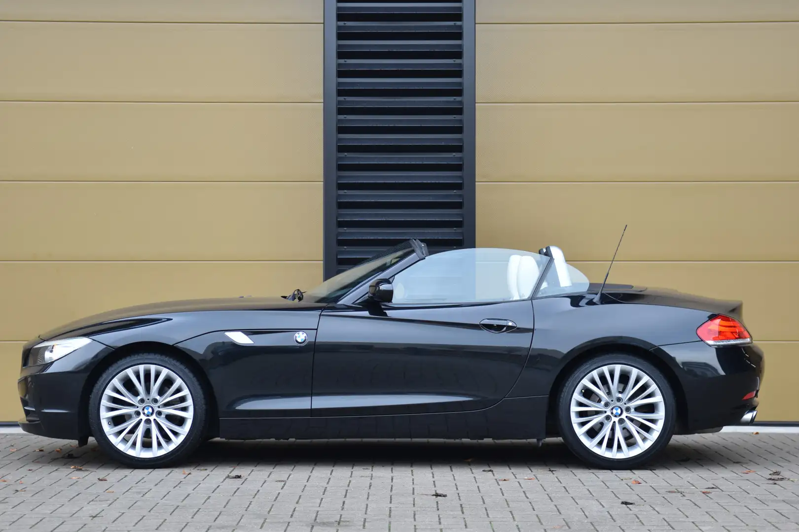 BMW Z4 Roadster sDrive23i Introduction * Design Pure Whit Zwart - 2