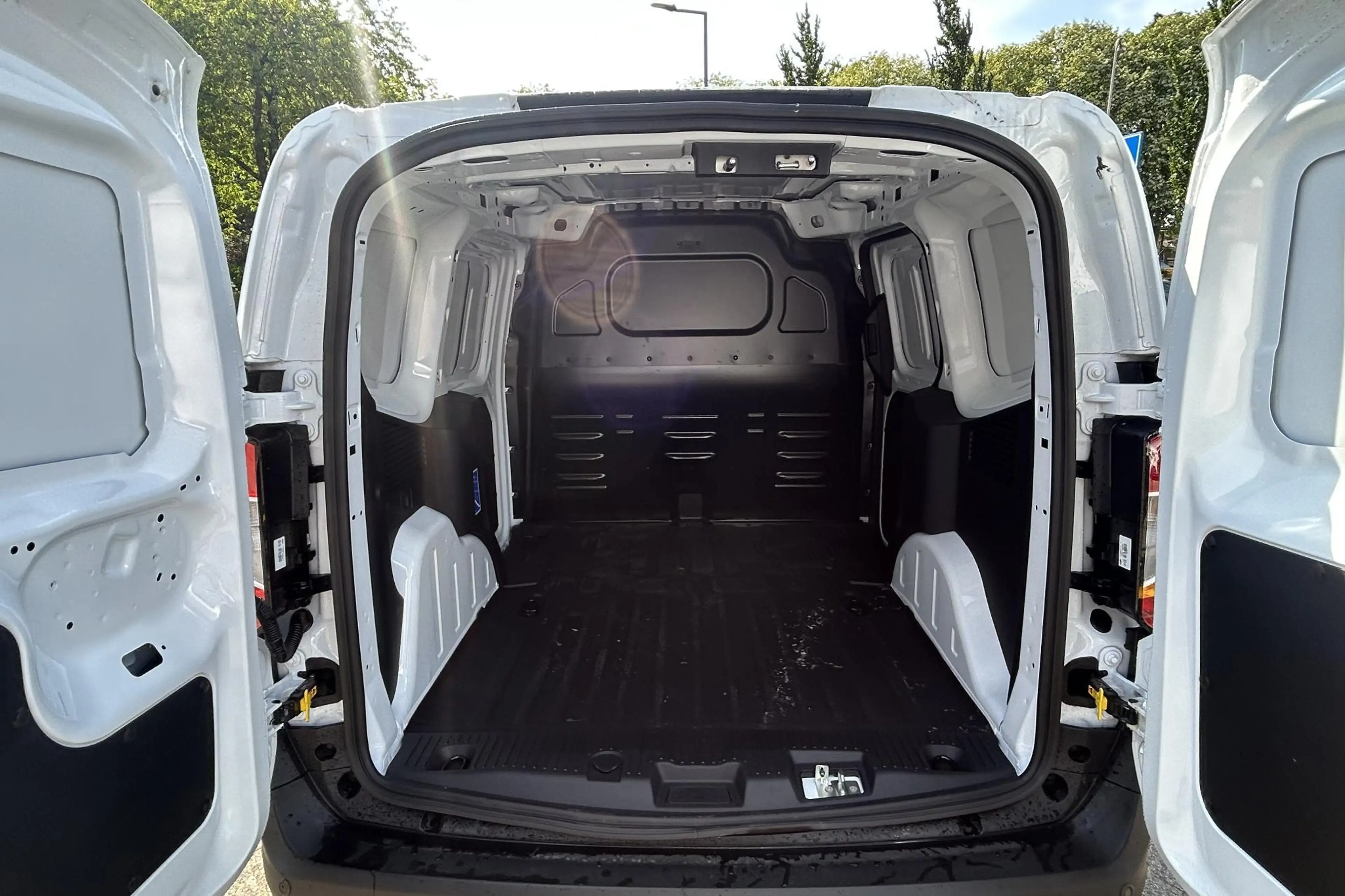 Ford Transit Courier E-Transit Trend 46 kWh | Trekhaak | Reservewiel | — photo 10