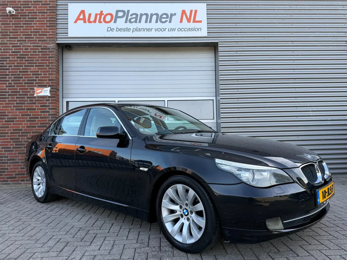 BMW 520 5-serie 520i Business Line Edition! Clima! Cruise! Zwart - 1