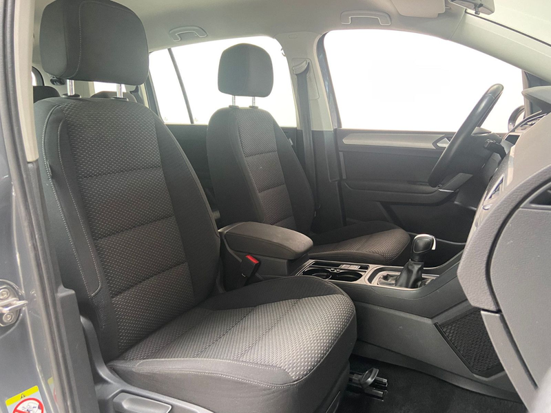 Volkswagen Touran DSG 7-Sitzer Navi Tempo Sitzheizung PDC — photo 14