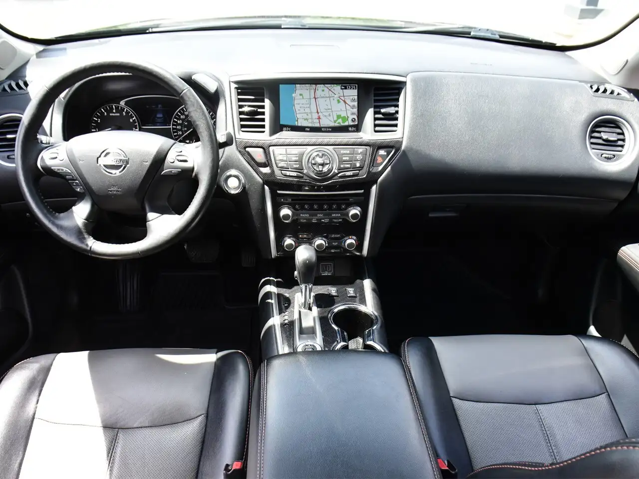 Nissan Pathfinder снимка Nissan Pathfinder