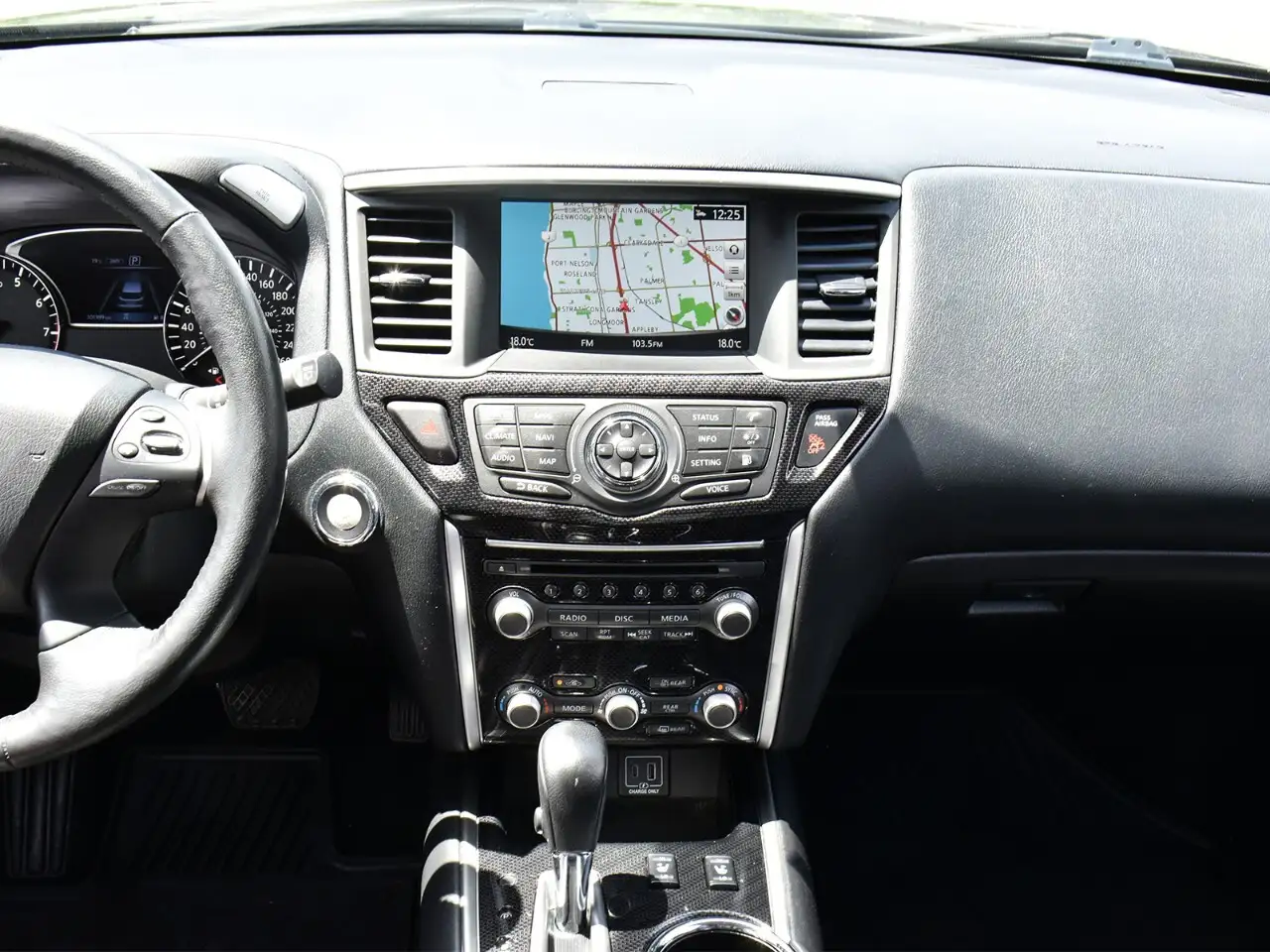 Nissan Pathfinder снимка Nissan Pathfinder
