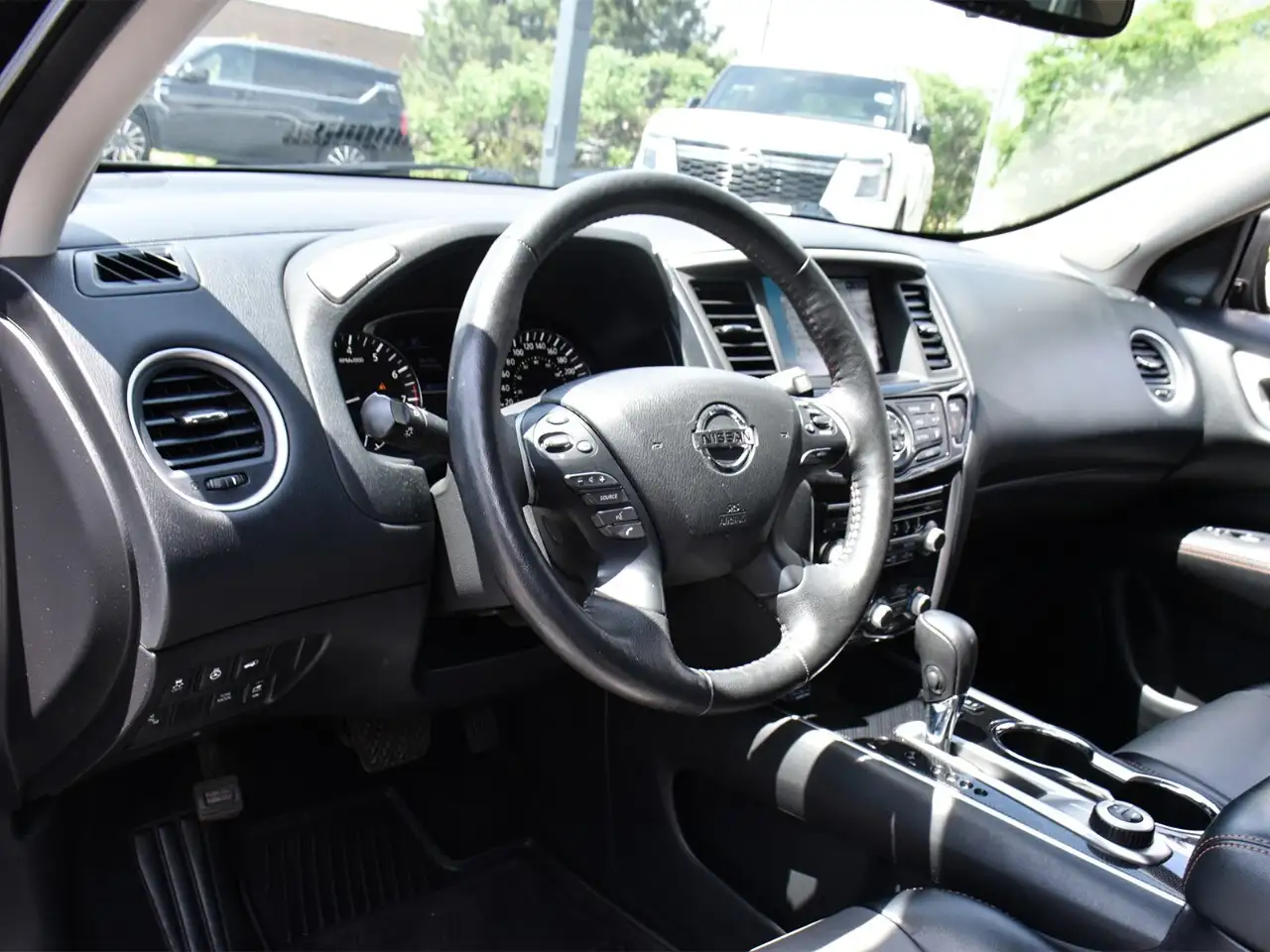 Nissan Pathfinder снимка Nissan Pathfinder
