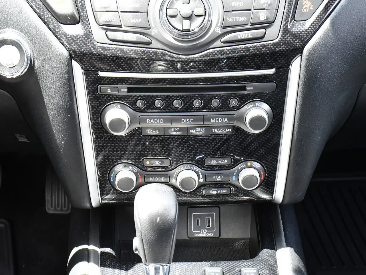 Nissan Pathfinder снимка Nissan Pathfinder