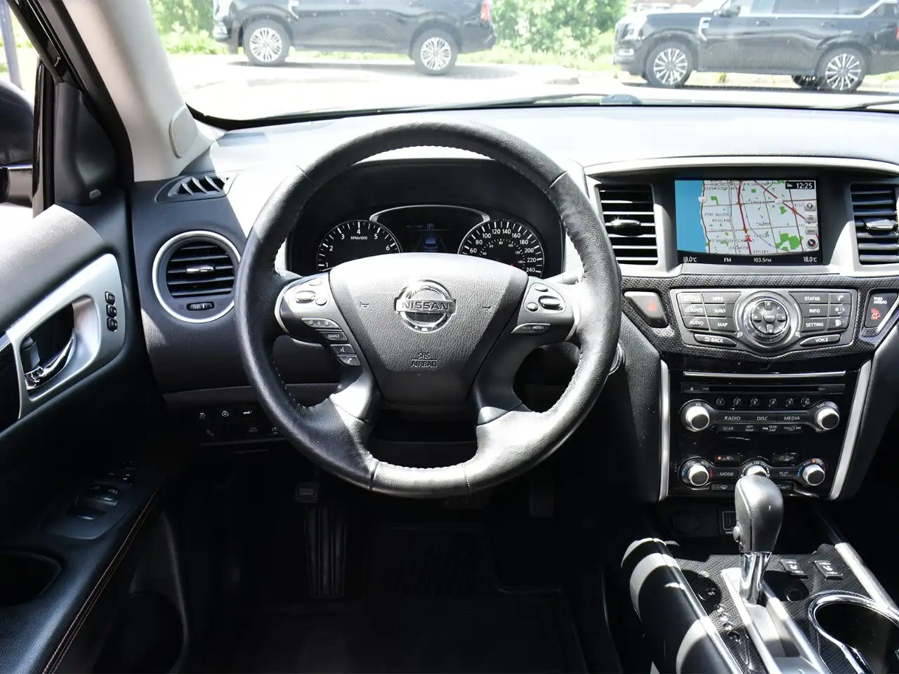 Nissan Pathfinder снимка Nissan Pathfinder