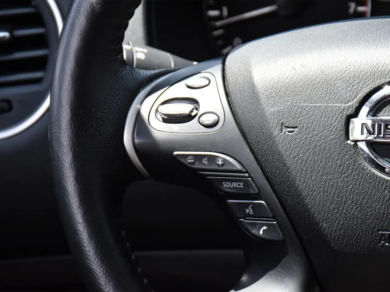 Nissan Pathfinder снимка Nissan Pathfinder