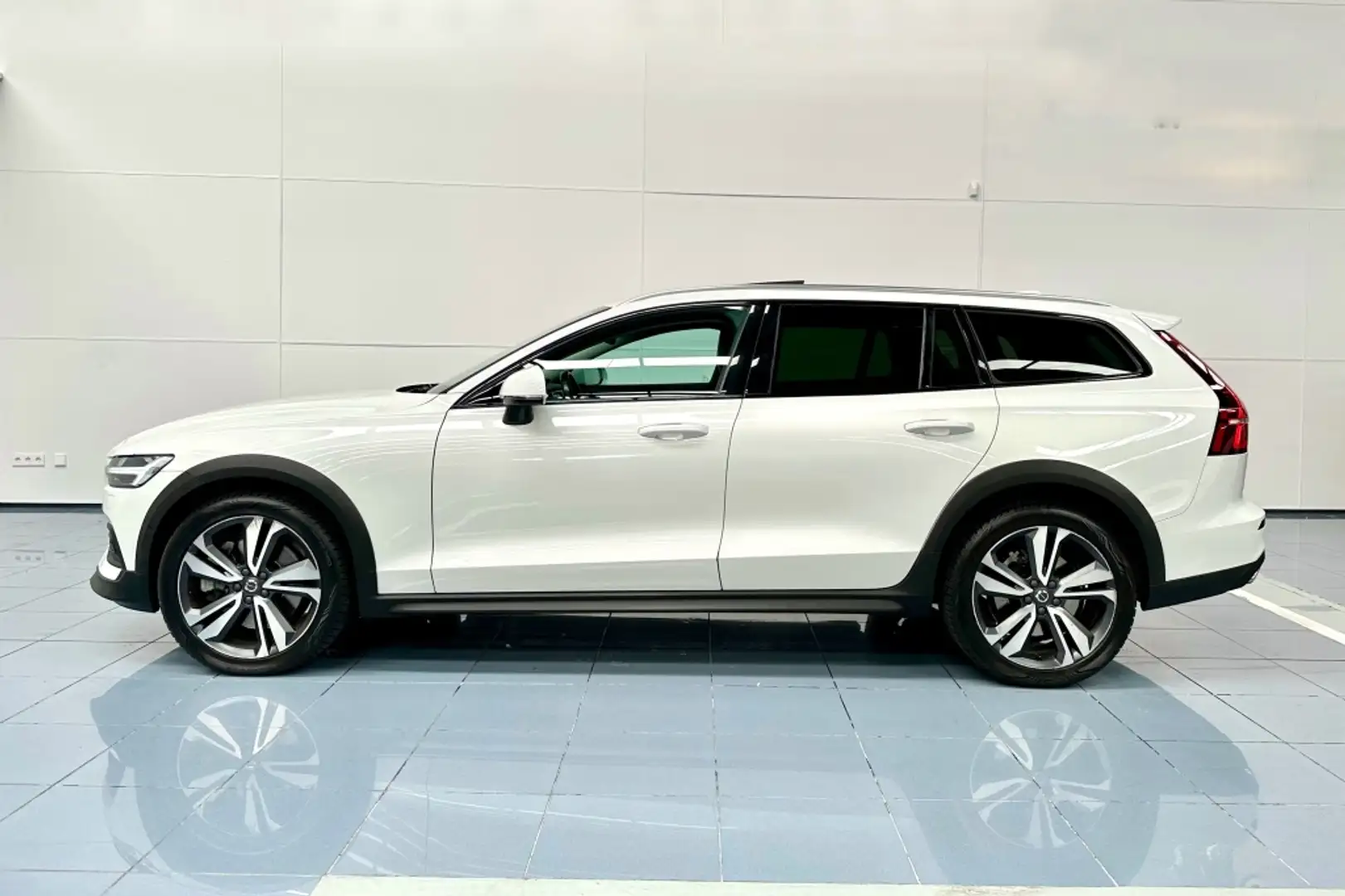 Volvo V60 Cross Country D4 Pro AWD Aut. Weiß - 2