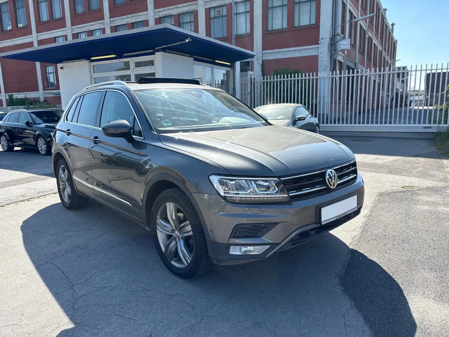 Volkswagen Tiguan Highline BMT/Start-Stopp 4Motion PANORAMADACH TOP Grau - 2
