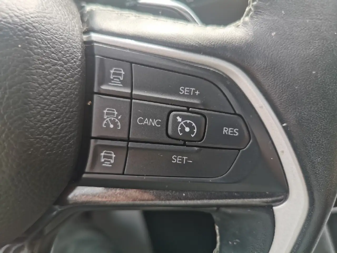 Jeep Grand Cherokee снимка Jeep Grand Cherokee