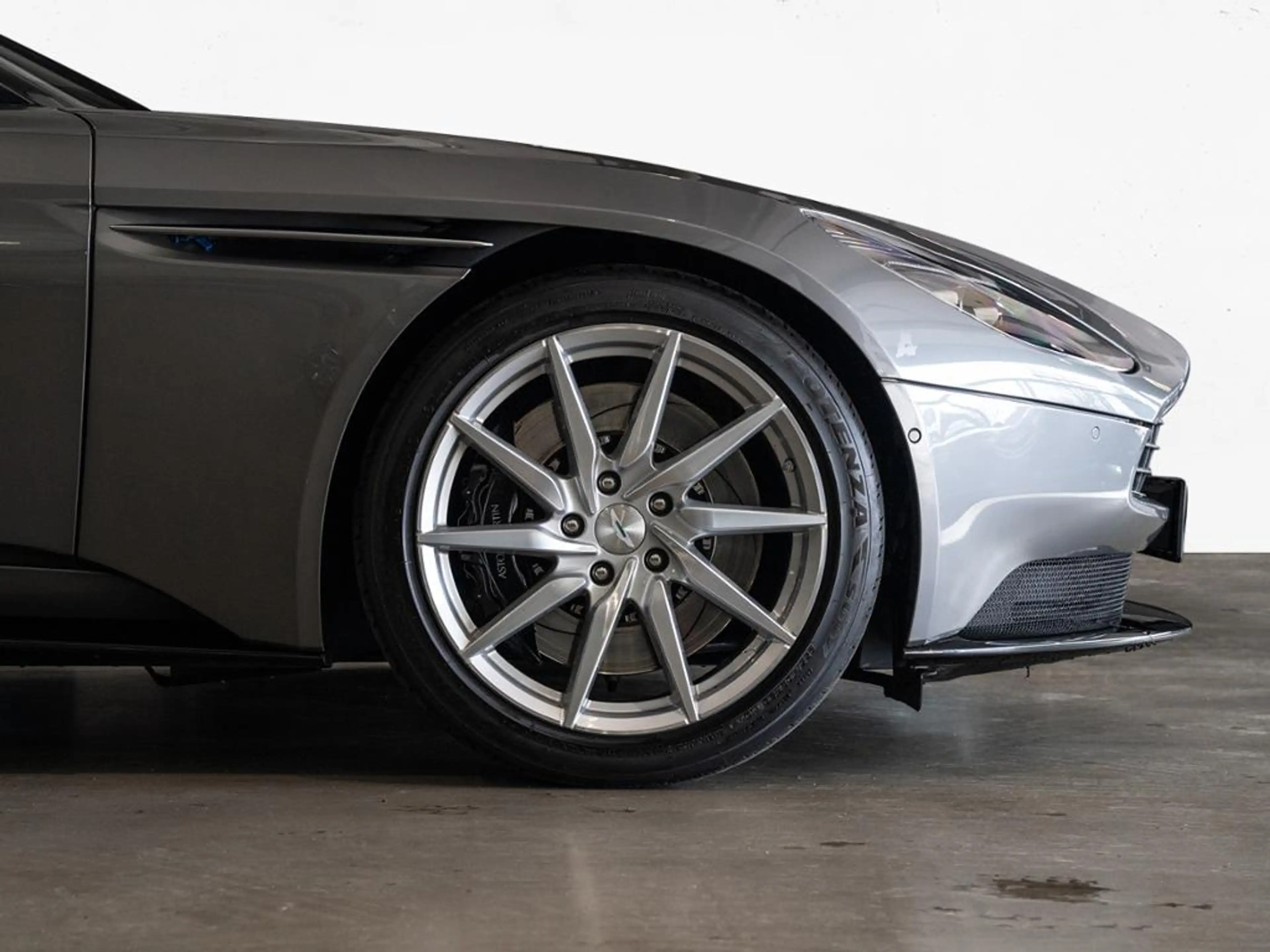 Aston Martin V8 DB11  Coupe Aston Martin Hamburg — photo 5