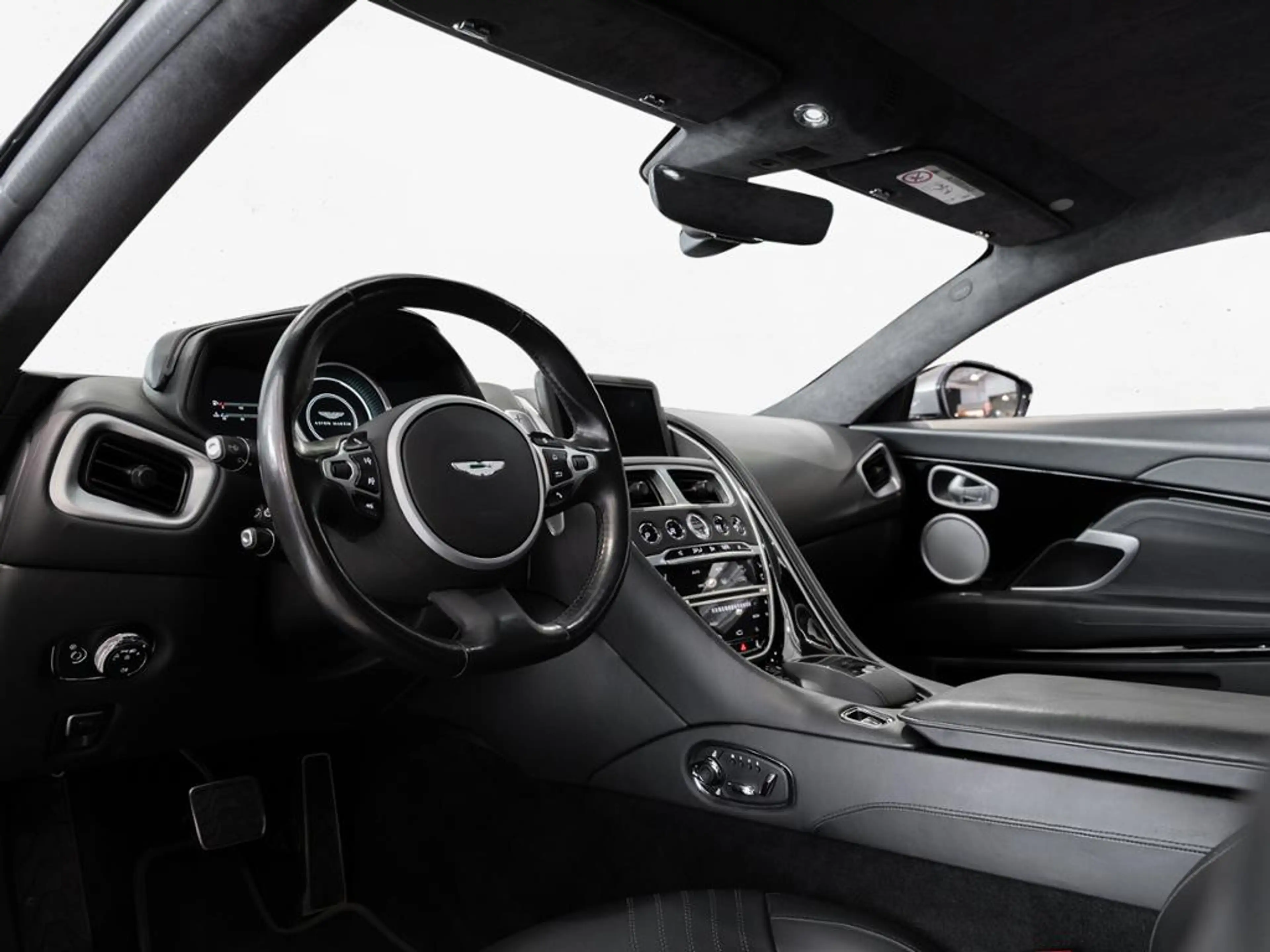Aston Martin V8 DB11  Coupe Aston Martin Hamburg — photo 4