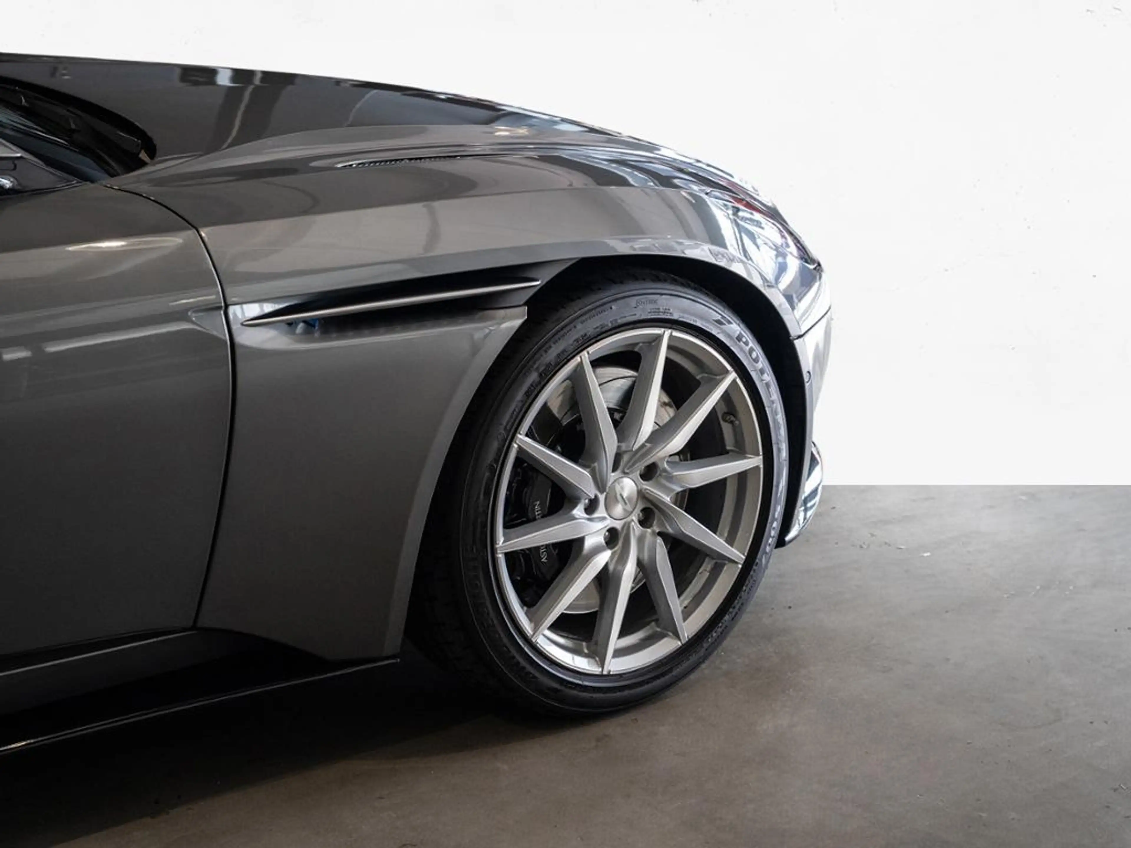 Aston Martin V8 DB11  Coupe Aston Martin Hamburg — photo 10