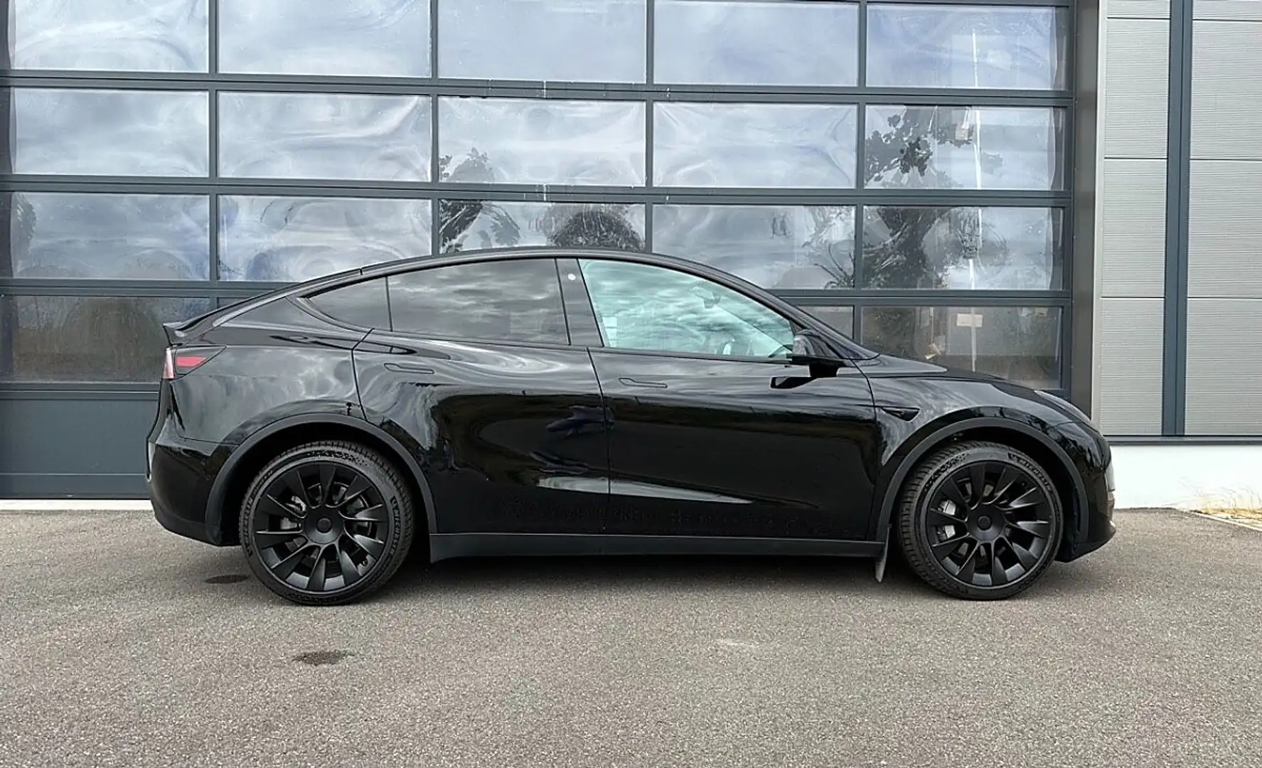 Tesla Model Y Long RangeAWD79kWh,netto31.458,AHK, 20Zoll, Allrad Schwarz - 1