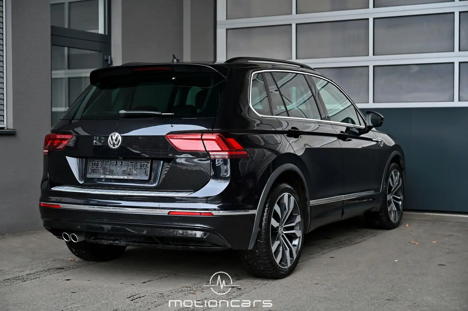 Volkswagen Tiguan 1.5 TSI R-Line BMT/Start-Stopp Comfortline  Picke Schwarz - 2