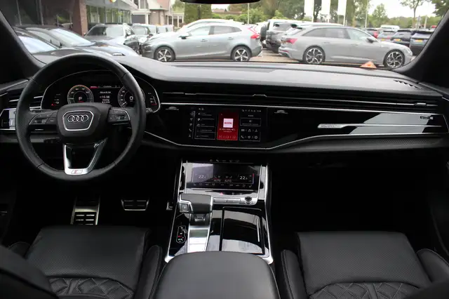 Audi Q8 view 3