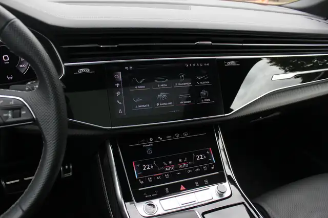 Audi Q8 view 20