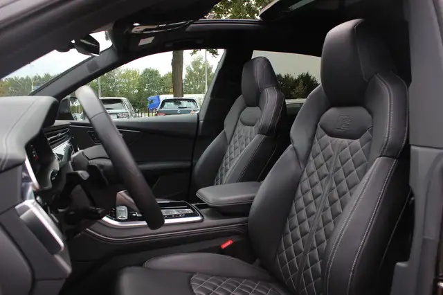 Audi Q8 view 5