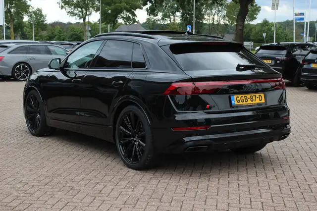 Audi Q8 view 4