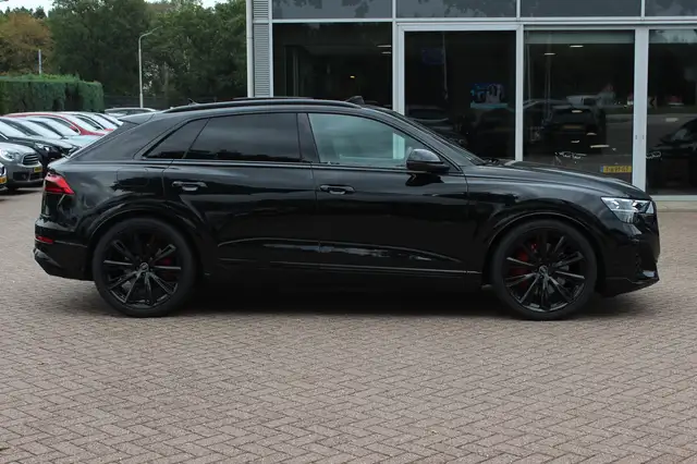 Audi Q8 view 6