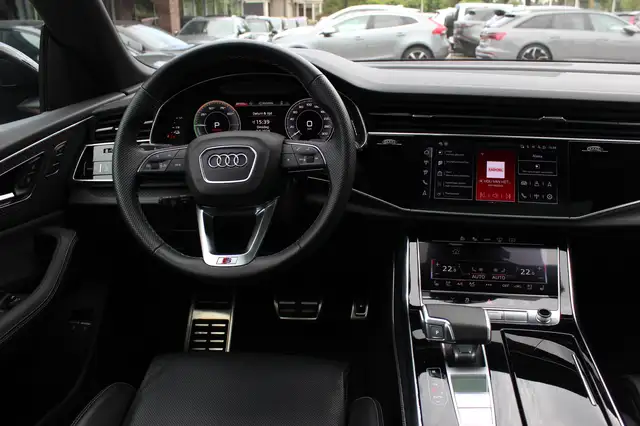 Audi Q8 view 10