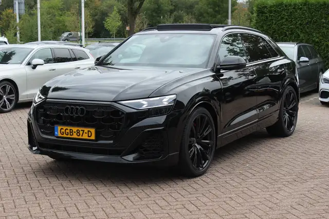 Audi Q8 view 7
