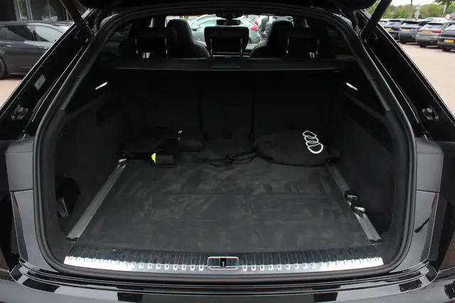Audi Q8 view 17