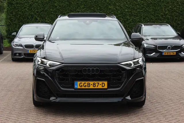 Audi Q8 view 9