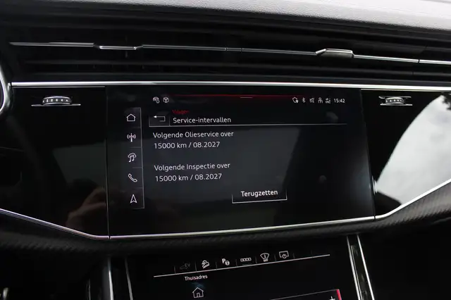 Audi Q8 view 28