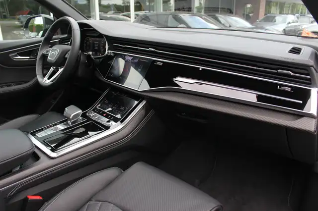 Audi Q8 view 14