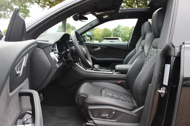 Audi Q8 view 11