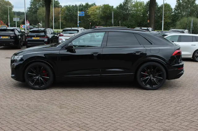 Audi Q8 view 8