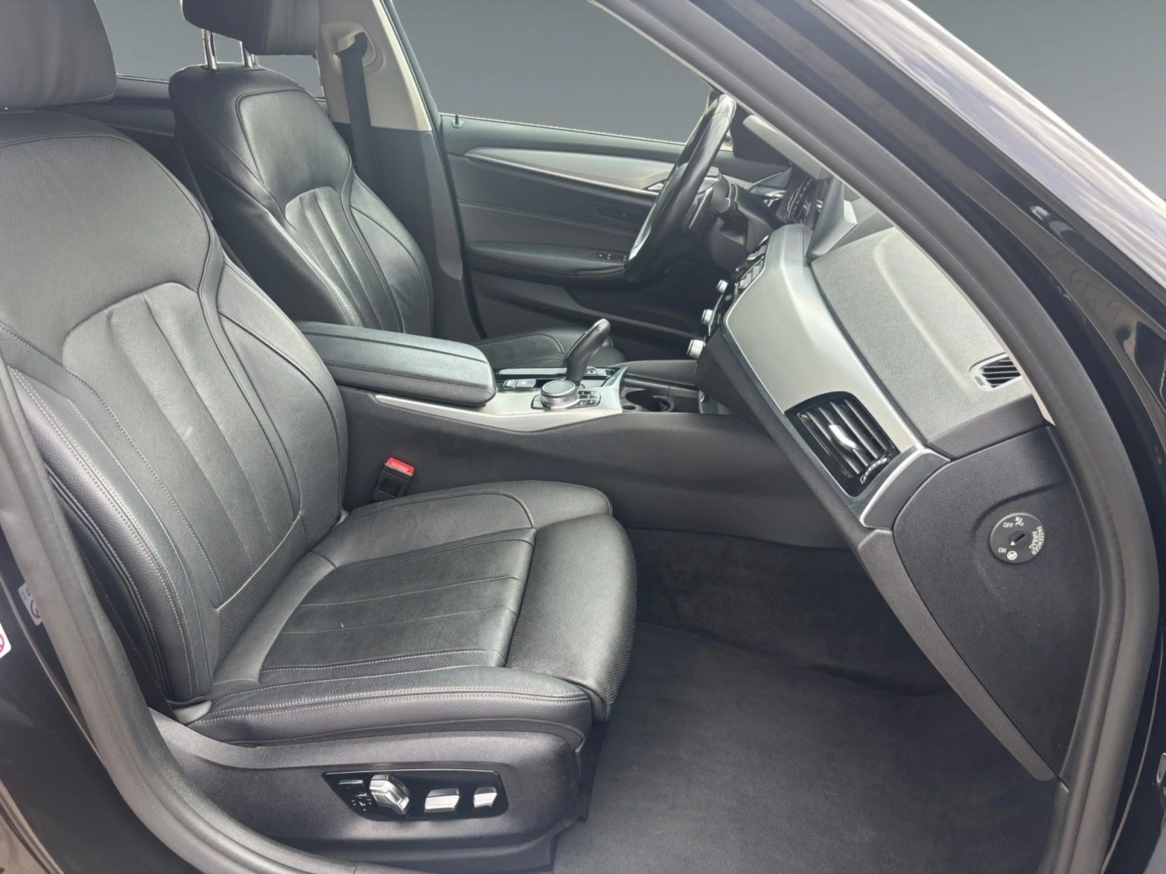 BMW 540 d xDrive Sport Line Leder Navi AHK 4xSitzh — photo 14