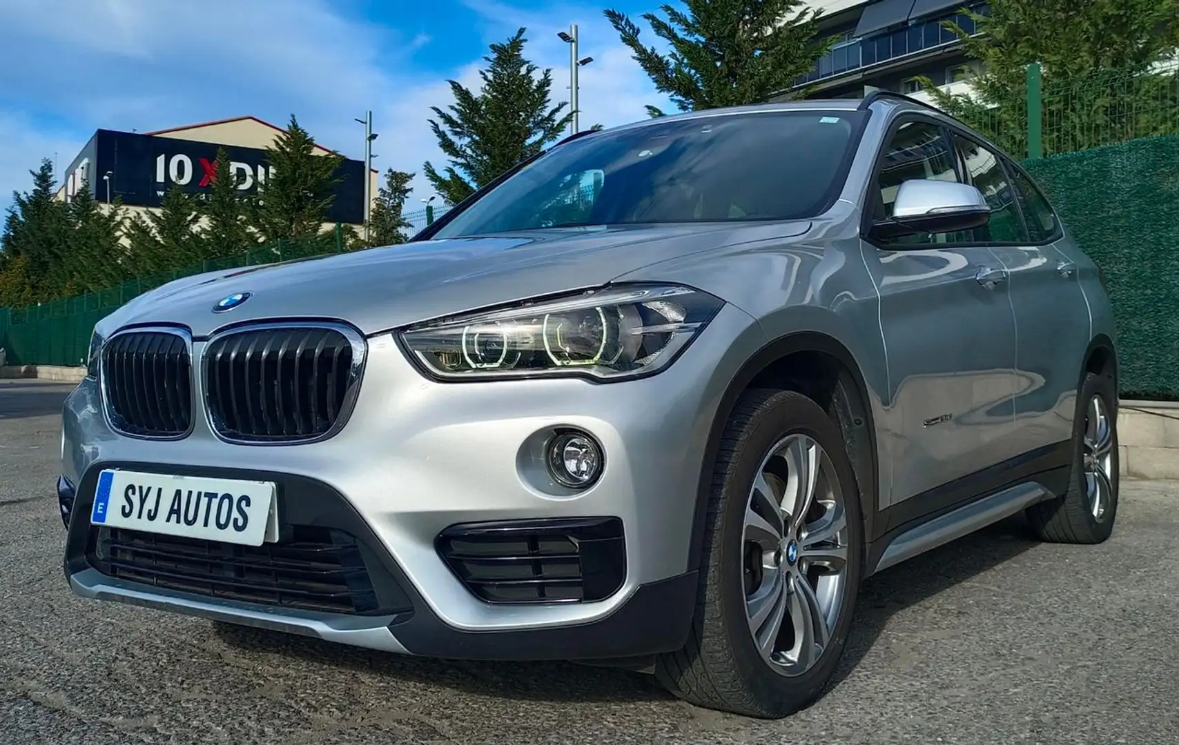 BMW X1 sDrive 20dA Argent - 1