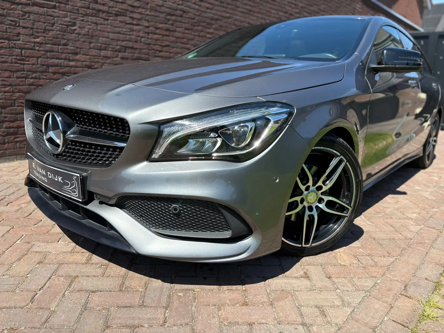Mercedes-Benz CLA 200 Shooting Brake AMG Night Edition Panoramadak Grau - 2