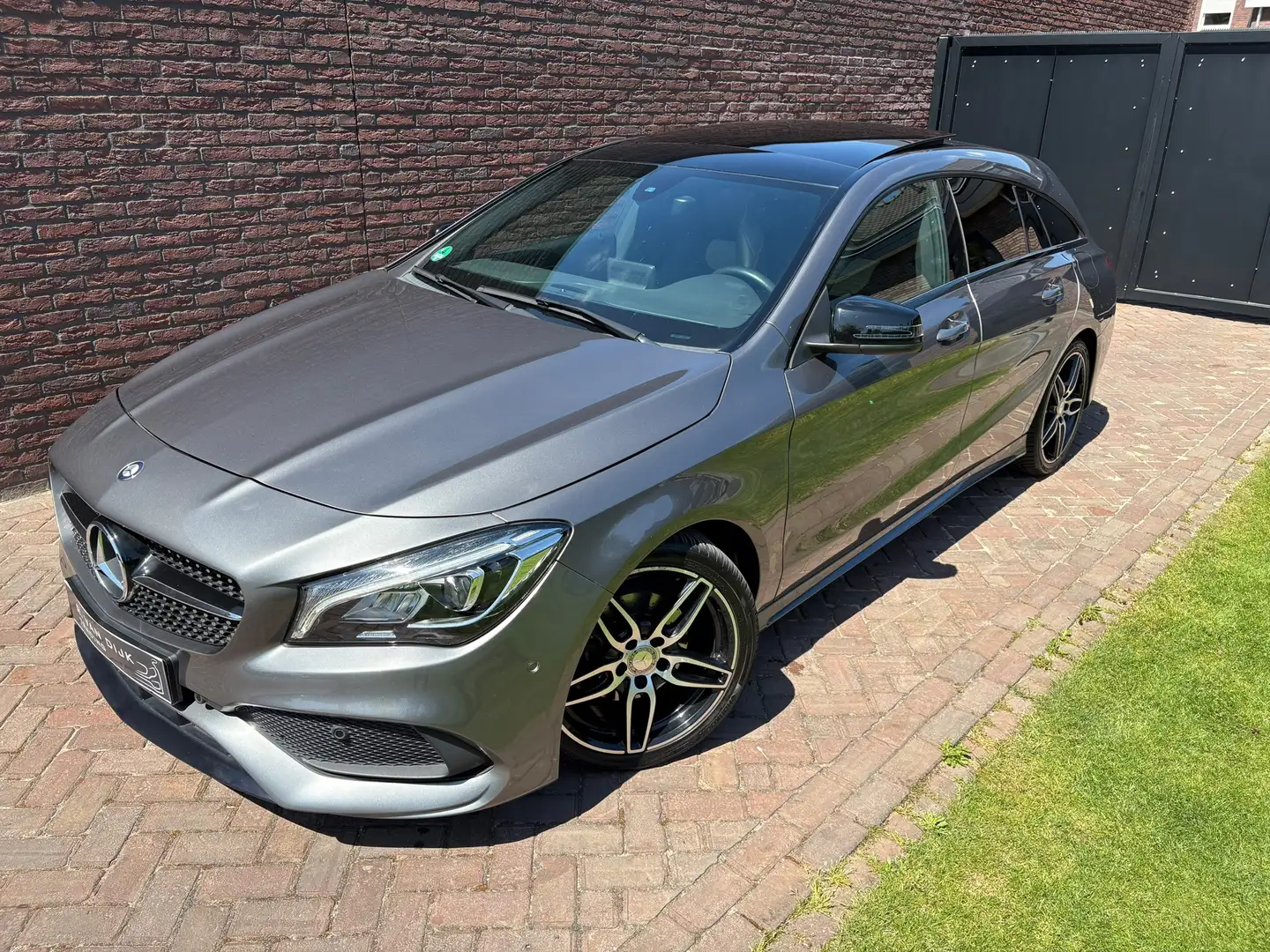 Mercedes-Benz CLA 200 Shooting Brake AMG Night Edition Panoramadak Grau - 1