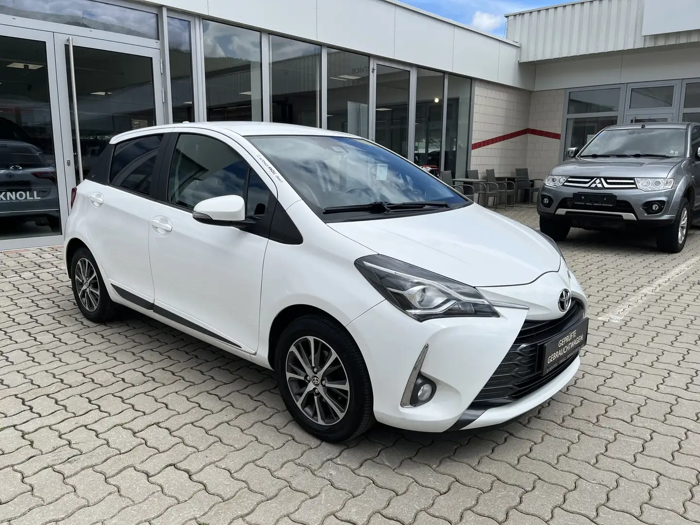 Toyota Yaris 1,0 Active Weiß - 1