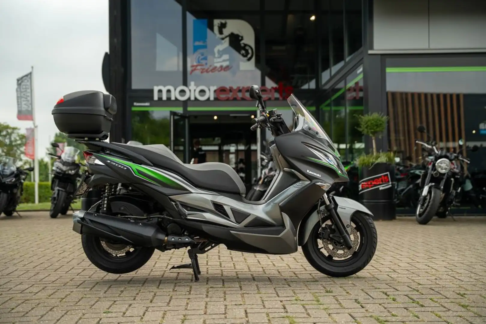 Kawasaki J300 - 1