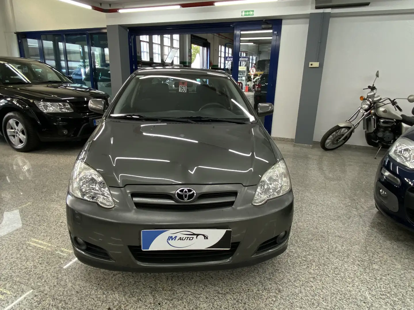 Toyota Corolla 1.4 d-4d 5p m-mt Gris - 1