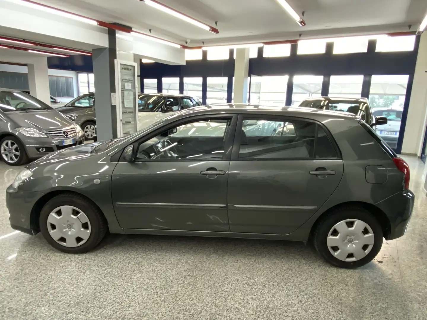 Toyota Corolla 1.4 d-4d 5p m-mt Gris - 2